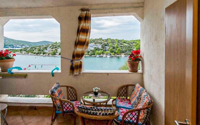 Stunning Apartment in Grebactica With Wifi and 2 Bedrooms