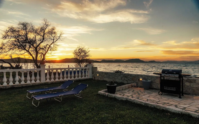 Sea Breeze Oasis-Tranquil Coastal Escape