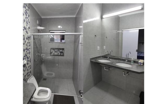 Casa com piscina, churrasqueira, 3 suítes com ar condicionado