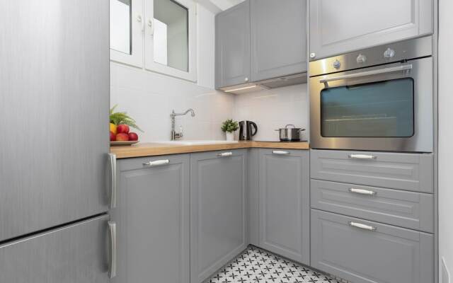 Warsaw Apartment Elekcyjna by Renters