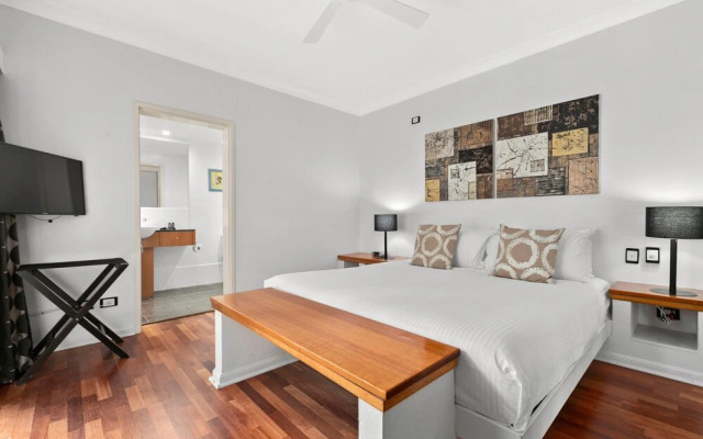 Belle Escapes - Absolute Beachfront Apartment Alamanda Resort “28”