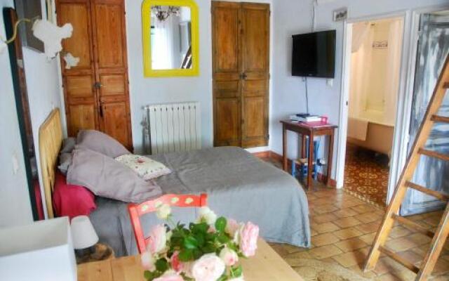 Les Volets Bleus Provence