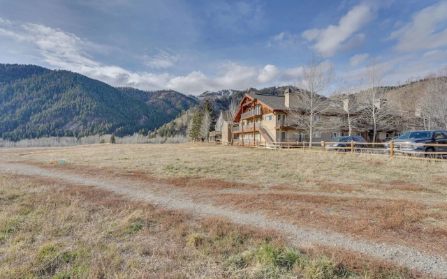 Ketchum Vacation Rental - Hike, Ski & Explore!
