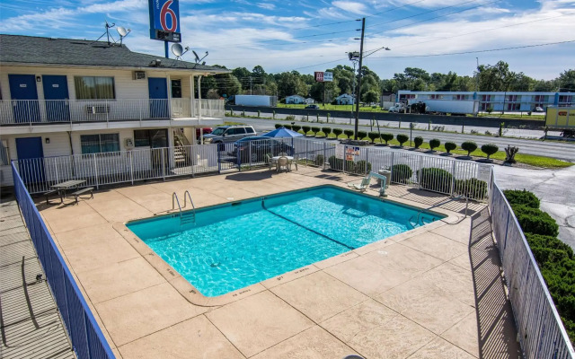 Motel 6 Lumberton, NC