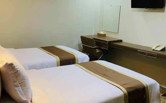 Travellers Hotel Phinisi