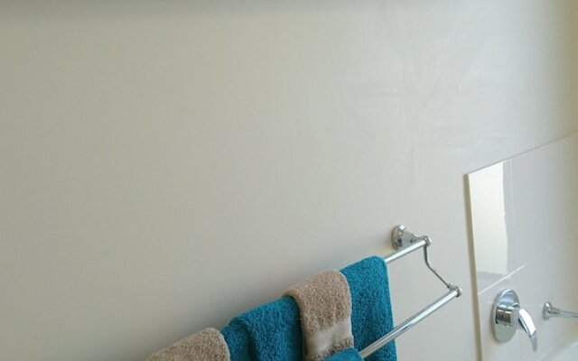 Palm Lakeside - Bowen, Whitsundays Wifi Netflix Private Cool Luxury