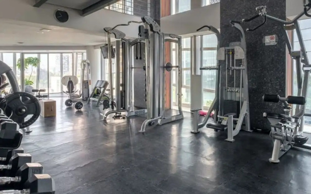 2BR Apartment With Jacuzzi - Pool - City Skyline