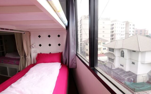Seatz station Hostel Female only