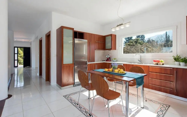 Villa Noulia With 4 Bedrooms and 2 Bathrooms