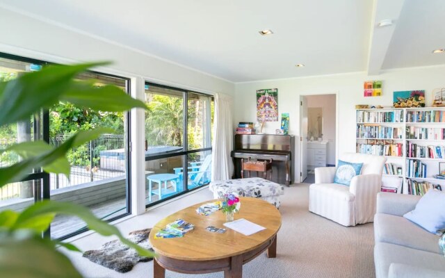 Sunny Poolside Studio in Meadowbank