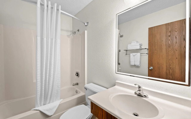 Super 8 by Wyndham Alexandria MN