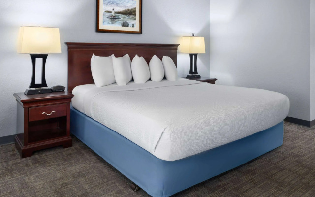 Days Inn by Wyndham Iron Mountain