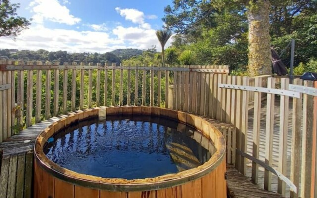 The Kauri Retreat - Sea Views & Spa Pool