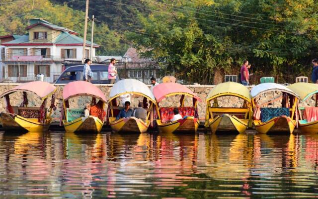 White House Group Of Houseboats