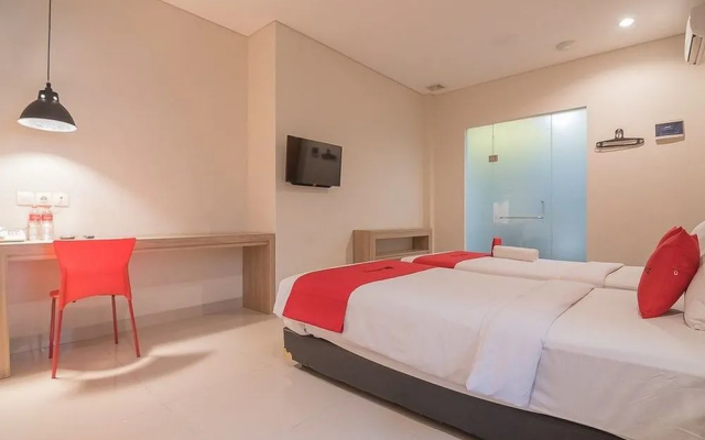 RedDoorz Plus Near Maranatha University 5