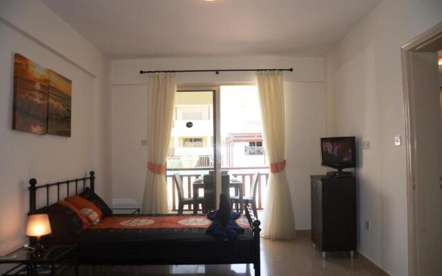 Studio with shower room E3, full kitchen, poolside, FREE WIFI