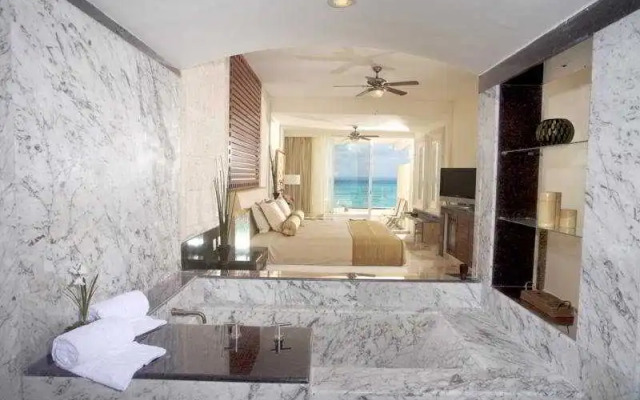 Unik Island Resort & Spa