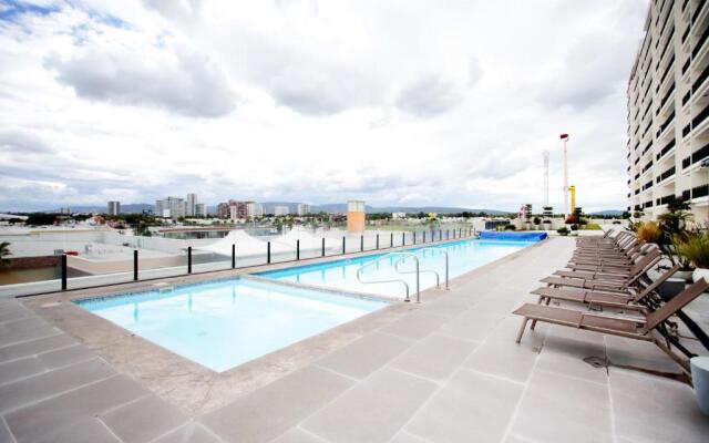 RealLuxe Stylish apartment with pool and gym