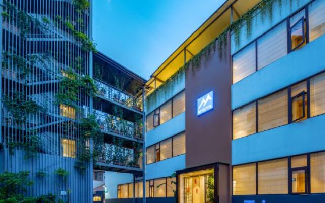 Man · Hotel（Kunming Railway Station Tangzixiang Subway station store）