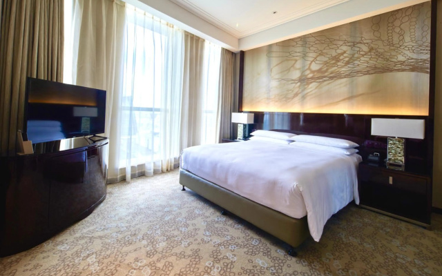 Renaissance Shanghai Pudong Hotel - Image 6