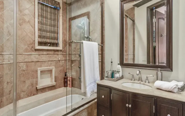 Robmar Mansion - Beverly Hills Mediterranean Estate With Pool & Sport Court
