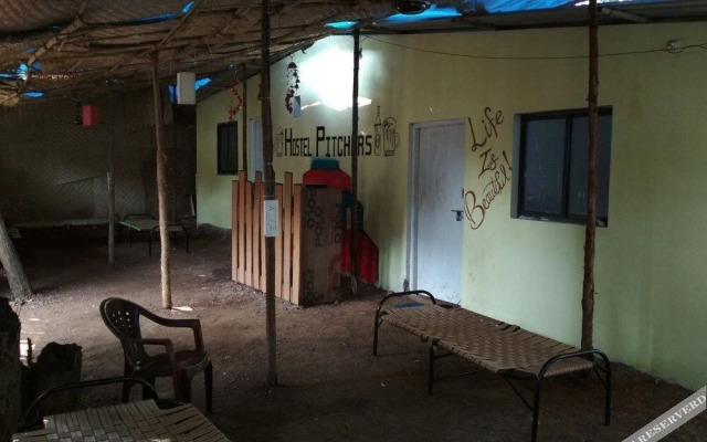 Hostel Pitchers