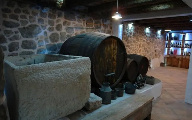 House Rilovic - Two Bedroom House With Swimming Pool and Jacuzzi