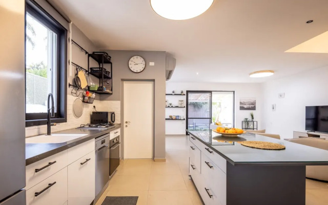 Poleg Serenity Villa by Sea N' Rent