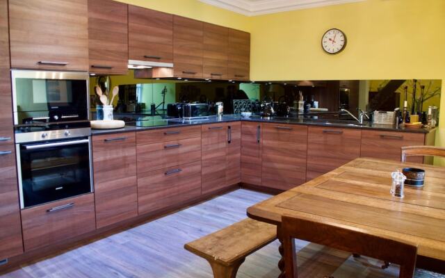2 Bedroom West End Flat Sleeps 4