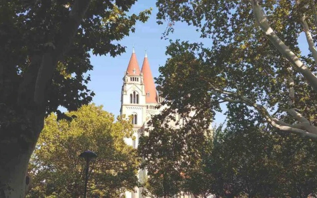 Central homebase 1 minute to metro