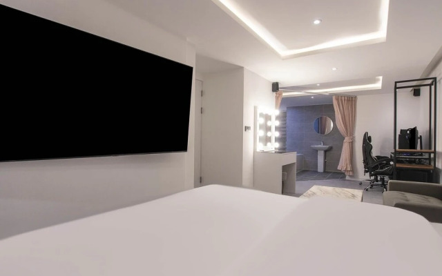 Hotel C-Line
