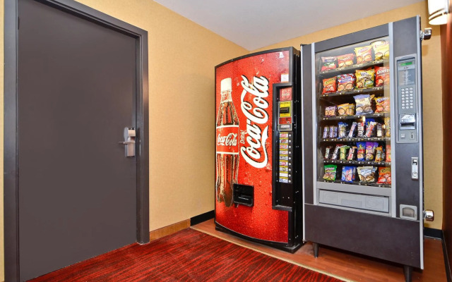 Clackamas Inn & Suites
