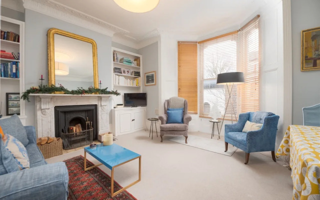 Charming Flat in Leafy West London by Underthedoormat