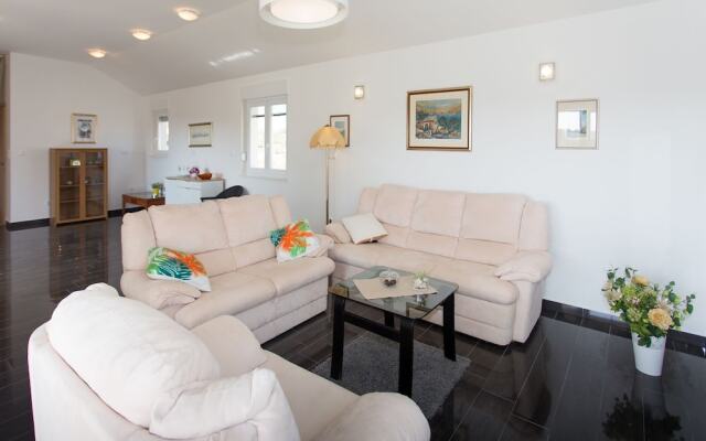 Spacious Villa in Vodice With Pool