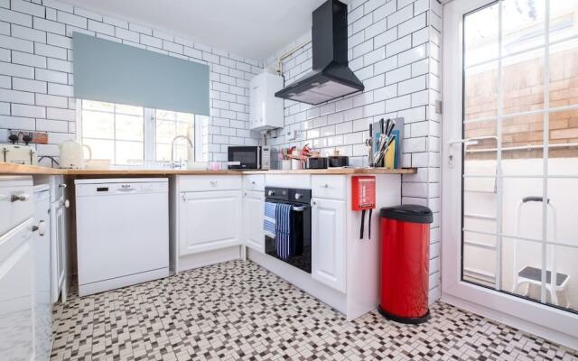 House With Sauna, hot Tub, gym & Parking