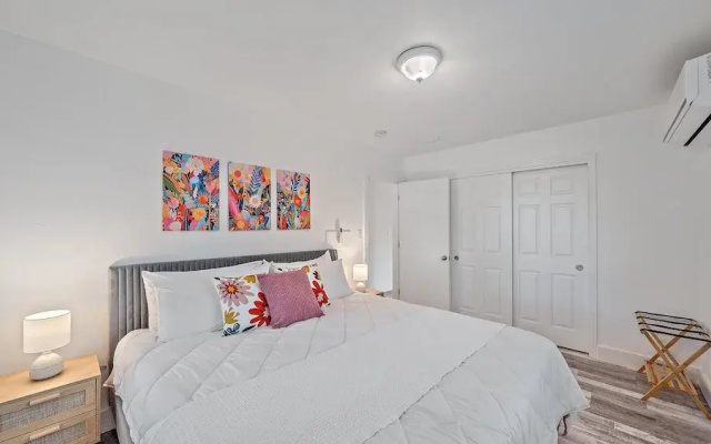 Urban Nest On 8th 4 Bedroom Home