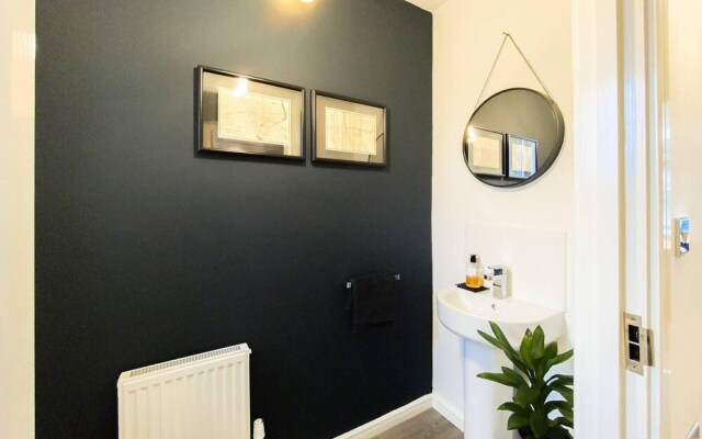 Stunning 4 Bed House With Cinema Room & Parking