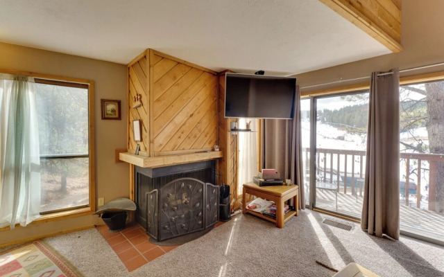 Walk to Lifts: Ski-in/ski-out Angel Fire Condo