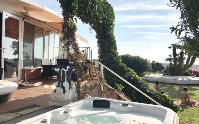 Beach House Barcelona Hot Tub & Beach Access