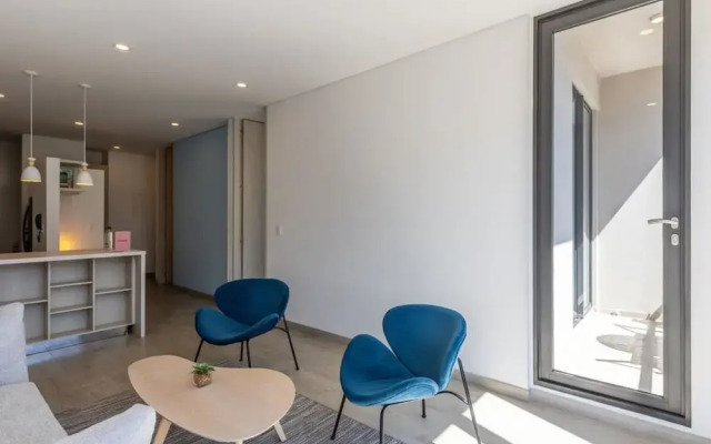 w Stylish 1BR in Chic