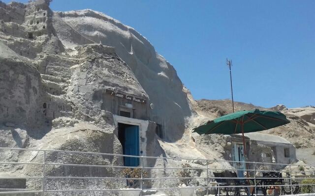 Tzannis Cave House