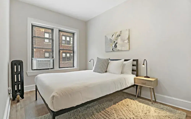 Spacious 2BR Near Dining - Touhy 1S