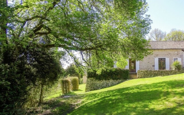 Warm Mansion with Swimming Pool in Sigoules France