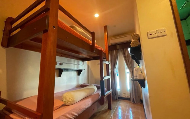 OYO 90368 Jono's Place Guesthouse