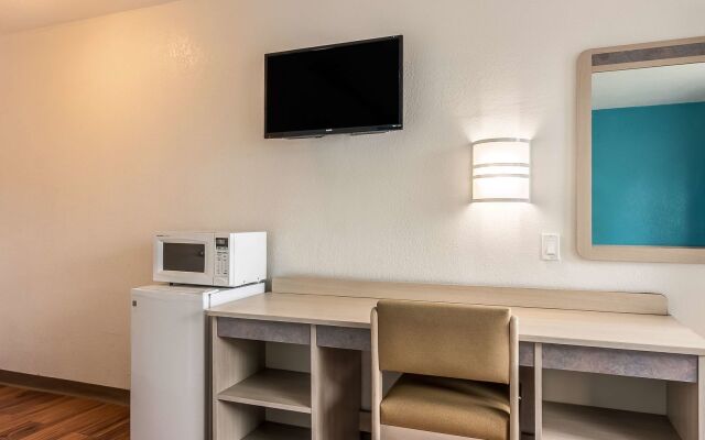 Motel 6 Janesville, WI