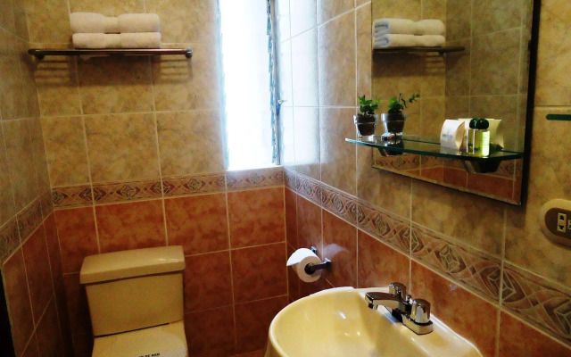 Leon De Oro Inn & Suites