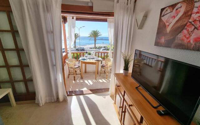 Casa Playa del Duque 2 in 1st sea line directly at the beach, heated pool, Wifi