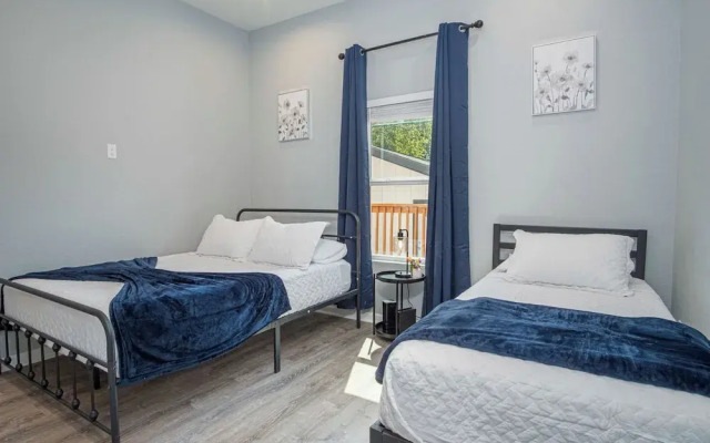 Inviting 4br/2ba Near Downtown & Riverwalk