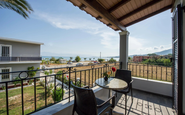 Makis Studios & Apartments