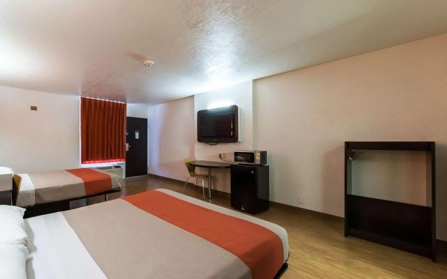 Motel 6 Uvalde, TX